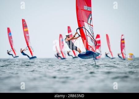 Kiel, Deutschland. 19. Juni 2023. Kiel, 19. Juni 2023. Die Segelturniere der Kieler Woche 2023 finden vor dem Olympischen Zentrum in Schilksee statt. Der iQ-Foiler Sebastian Kördel (GER220) führt das Feld an. Kredit: Sascha Klahn/dpa/Alamy Live News Stockfoto