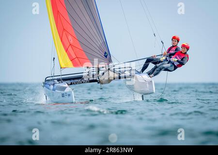 Kiel, Deutschland. 19. Juni 2023. Kiel, 19. Juni 2023. Die Segelturniere der Kieler Woche 2023 finden vor dem Olympischen Zentrum in Schilksee statt. Die Nacra17 Crew GER77 mit dem Steuermann Paul Kohlhoff und Vorläufer Alica Stuhlemmer (rechts) kämpfen sich über den Kurs. Kredit: Sascha Klahn/dpa/Alamy Live News Stockfoto