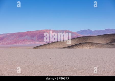 Puna - Fahrt durch eine bizarre, aber wunderschöne Landschaft mit einem Feld aus Bimsstein, vulkanischen Felsen und Sanddünen im Norden Argentiniens Stockfoto