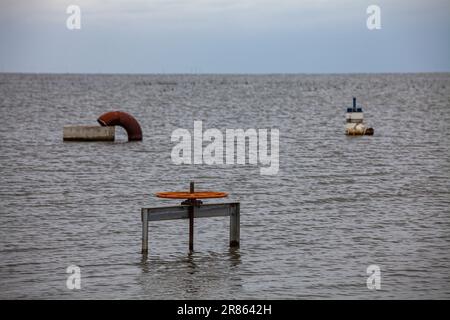 Landwirtschaftliche Geräte unter Wasser. Der Tulare Lake im Central Valley von Kalifornien ist seit Jahrzehnten ein trockener See, aber nach Major wieder zum Leben erwacht Stockfoto