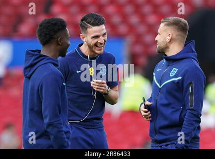 Von links nach rechts: Bukayo Saka, Declan Rice und Luke Shaw aus England vor dem UEFA Euro 2024 Qualifying Group C Match in Old Trafford, Manchester. Foto: Montag, 19. Juni 2023. Stockfoto