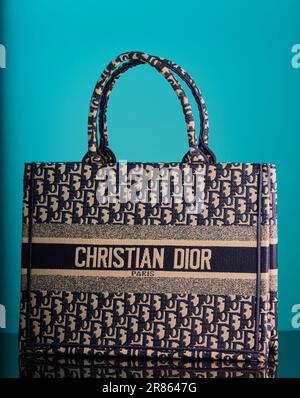 Mansfield, Nottingham, Großbritannien, 19. Juni 2023: Studio-Produktbild einer Christian Dior-Tasche, Dior ist ein französisches Modehaus, das 1946 gegründet wurde. Stockfoto