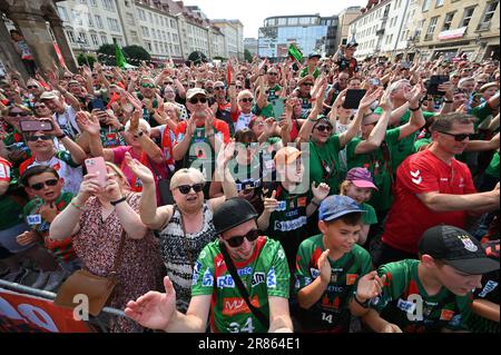 Magdeburg, Deutschland. 19. Juni 2023. Handball, Champions League: Nach dem zweiten Triumph von SC Magdeburg. Fans jubeln das Team von SC Magdeburg an. Zum zweiten Mal in der Geschichte des Clubs SC Magdburg gewann die Champions League im Handball. Kredit: Heiko Rebsch/dpa/Alamy Live News Stockfoto