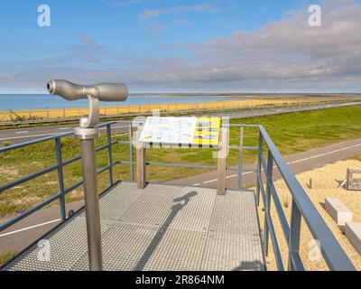 Stationäres Teleskop zur Vogelbeobachtung in Houtribdijk, Niederlande. Sehen Sie auf der Aussichtsplattform Möglichkeiten zur Beobachtung der Tierwelt im Naturschutzgebiet. Houtrib Stockfoto