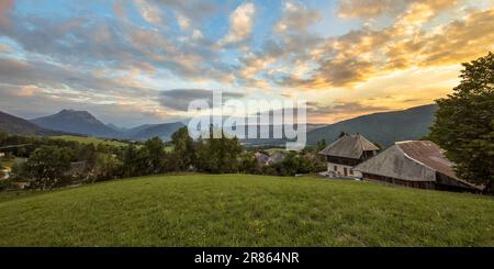 Panoramablick über die landwirtschaftliche Wiese mit französischen alpen in der Ferne, Haute Savoie, Frankreich Stockfoto