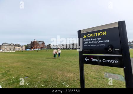 Achtung und Stadtzentrum Schild, Old Course, Golf Course, St Andrews, Fife, Schottland, Großbritannien Stockfoto