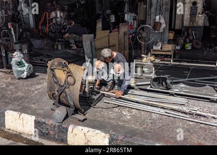 Chantaburi, Thailand, 20. März 2023: Arbeiter bereiten Stahlrohre zum Schneiden und Schweißen vor, wobei der Bürgersteig als Arbeitsplatz sowie im Werkstattbereich verwendet wird Stockfoto
