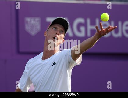 London, Großbritannien. 19. Juni 2023; Cinch Championships, Queens Club, West Kensington, London, England: Cinch Championships Queens Club, 1. Tag; Jan Choinski (GBR) geht an Lorenzo Musetti (ITA) Credit: Action Plus Sports Images/Alamy Live News Stockfoto