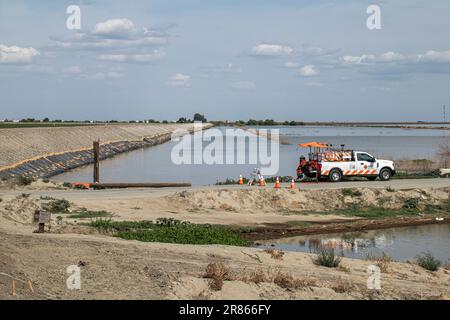 Deich, der die Stadt Corcoran beschützt. Der Tulare Lake im Central Valley von Kalifornien ist seit Jahrzehnten ein trockener See, der aber wieder zum Leben erwacht Stockfoto