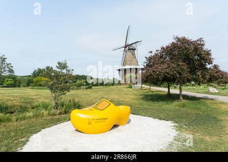 Großer gelber Holzschuh und Windmühle in den Windmill Island Gardens in Holland, Michigan. Stockfoto