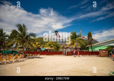 Carnival Vista, das größte Kreuzfahrtschiff der Carnival Cruise Line, liegt am Mahogany Beach in Roatan, Honduras Stockfoto