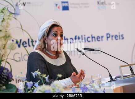 Kiel, Deutschland. 19. Juni 2023. Preisträger Eleni Gabre-Madhin, Büro der Vereinten Nationen für Afrika, spricht bei der Verleihung des Weltwirtschaftspreises 2023 im Landeshaus. Das Kieler Institut für Weltwirtschaft, die Landeshauptstadt und die Industrie- und Handelskammer Schleswig-Holstein verleihen den nicht ausgegebenen Preis seit 2005 jährlich. Es geht an die Vordenker einer kosmopolitischen, freien Markt- und sozialen Gesellschaft. Kredit: Christian Charisius/dpa/Alamy Live News Stockfoto