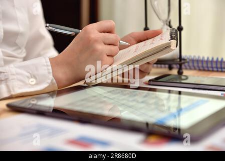 Buchungsdatensätze in einem Finanzbericht für Notizbücher. Geschäftsanalyse und Strategiekonzept. Stockfoto