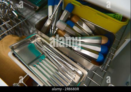 Von oben sichtbare Schale mit sterilen Dentalwerkzeugen aus Edelstahl im UV-Autoklav-Sterilisator, Sterilisationsgerät, Thermostat Stockfoto