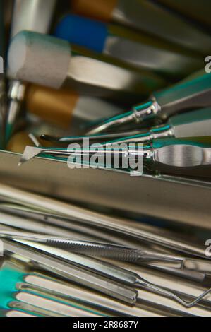 Professionelle Dentalinstrumente und Zubehör aus rostfreiem Stahl in einer UV-Sterilisationsmaschine Stockfoto
