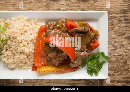 Scheiben von Wild von einem Reh, Capreolus capreolus, die mit Paprika in schwarzer Bohnensauce gekocht wurden. England GB Stockfoto