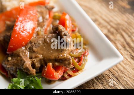 Scheiben von Wild von einem Reh, Capreolus capreolus, die mit Paprika in schwarzer Bohnensauce gekocht wurden. England GB Stockfoto