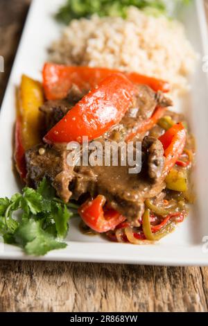 Scheiben von Wild von einem Reh, Capreolus capreolus, die mit Paprika in schwarzer Bohnensauce gekocht wurden. England GB Stockfoto