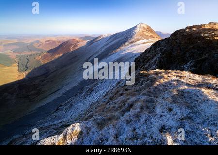 Im Winter endet der Ausblick auf den Grisedale Pike und Hobcarton im englischen Lake District, Großbritannien. Stockfoto