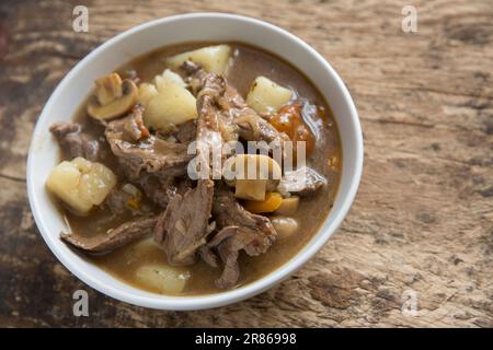 Ein hausgemachter Eintopf aus Wild eines Hirsches, Capreolus capreolus, der Zwiebeln, Karotten und Kartoffeln umfasst. England GB Stockfoto