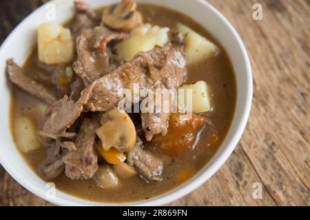 Ein hausgemachter Eintopf aus Wild eines Hirsches, Capreolus capreolus, der Zwiebeln, Karotten und Kartoffeln umfasst. England GB Stockfoto