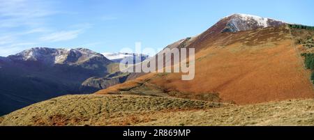 Die Gipfel von Crag Hill und Grasmoor über Force Crag auf der linken Seite vom Pfad, der im Winter zum Gipfel von Grisedale Pike auf der rechten Seite führt Stockfoto