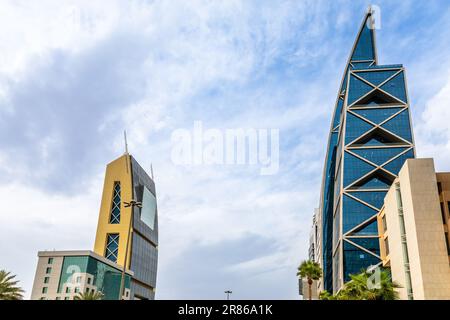 Moderne Gebäude im Stadtteil Al Olaya mit Palmen im Vordergrund, Al Riyadh, Saudi-Arabien Stockfoto