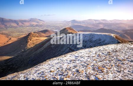 Blick auf die Gipfel von Outerside, Causey Pike und Segeln Sie vom Gipfel des Crag Hill mit Blencathra in der Ferne im Winter in den Englis Stockfoto