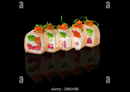 Sushi-Brötchen in Mamenori mit Thunfisch, Lachs, Avocado und Frischkäse Stockfoto