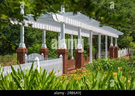 Malerische Holz- und Backsteingebäude im Heritage Garden im State Botanical Garden of Georgia in Athen, Georgia. (USA) Stockfoto