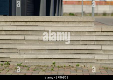 Trockene Steinwände, Baudetails vorgefertigter Wände in Betonblöcken, Haltewand in Betonblöcken. Stockfoto