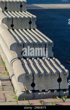 Trockene Steinwände, Baudetails vorgefertigter Wände in Betonblöcken, Haltewand in Betonblöcken. Stockfoto