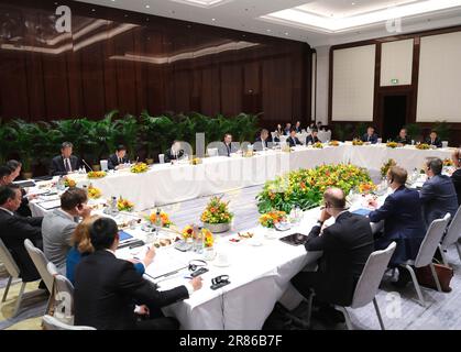 Berlin, Deutschland. 19. Juni 2023. Der chinesische Ministerpräsident Li Qiang nimmt am 19. Juni 2023 an einem Seminar mit Vertretern der deutschen Wirtschaft in Berlin Teil. Kredit: Ding Lin/Xinhua/Alamy Live News Stockfoto