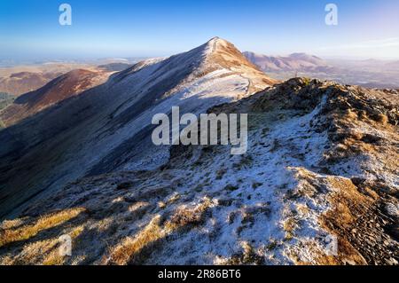 Im Winter endet der Ausblick auf den Grisedale Pike und Hobcarton im englischen Lake District, Großbritannien. Stockfoto