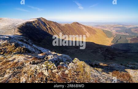 Der Gipfel von Hopegill Head auf der linken Seite über Hobcarton Crag und Hobcarton im Tal darunter im Winter im englischen Lake District, Großbritannien. Stockfoto