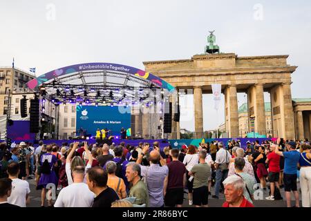 Berlin, Deutschland. 19. Juni 2023. Amadou und Mariam treten im Rahmen des Sommerkulturfestes 2023 am Brandenburger Tor bei den Olympischen Weltspielen 2023 in Berlin auf. Kredit: Christoph Soeder/dpa/Alamy Live News Stockfoto