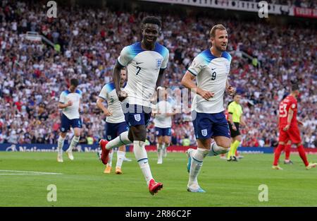 Der englische Bukayo Saka (links) feiert mit Harry Kane, nachdem er während des UEFA Euro 2024 Qualifying Group C-Spiels in Old Trafford, Manchester, das zweite Tor seiner Seite des Spiels erzielt hat. Foto: Montag, 19. Juni 2023. Stockfoto