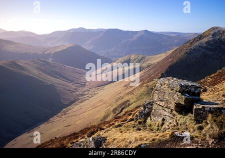 Das Tal des Sail Beck unterhalb des Gipfels von High Snockrigg mit High Crag, High Stile und Red Pike in der Ferne im Winter in der englischen Seeverteilung Stockfoto