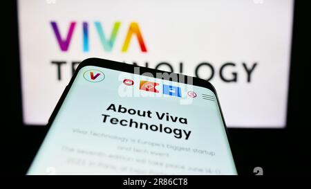 Mobiltelefon mit Website der französischen Konferenz Viva Technology (VivaTech) auf dem Bildschirm vor dem Unternehmenslogo. Fokus auf oberer linker Seite des Telefondisplays. Stockfoto