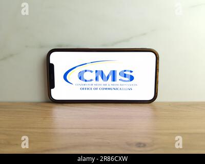 Konskie, Polen - 17. Juni 2023: CMS Centers for Medicare and Medicaid Services US Federal Agency Logo wird auf dem Bildschirm des Mobiltelefons angezeigt Stockfoto