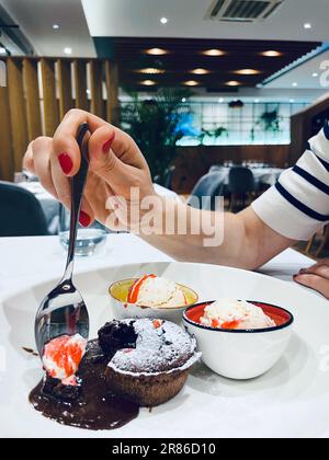 Schokoladensoufflé mit Eis auf einem weißen Teller. Stockfoto