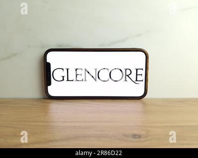 Konskie, Polen - 17. Juni 2023: Glencore Swiss Mining Company Logo wird auf dem Mobiltelefonbildschirm angezeigt Stockfoto