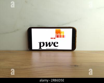 Konskie, Polen - 17. Juni 2023: PwC Professional Services Markenlogo auf dem Bildschirm des Mobiltelefons Stockfoto