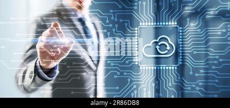 Cloud-Computing-Konzept. Geschäftsmann, der auf den virtuellen Bildschirm klickt. Mit der Cloud verbinden. Cloud-Computing-Symbol Stockfoto