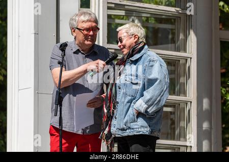 Seppo Palminen von Stadin Slangi interviewt Stadin Friidu 2023 Seija Sartti am Esplanade Park Bandstand in Helsinki, Finnland. Stockfoto