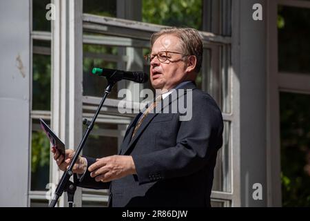 Bürgermeisterin Juhana Vartiainen hält eine Rede am Esplanade-Park-Bandstand am Helsinki-päivä oder Helsinki Day in Helsinki, Finnland Stockfoto