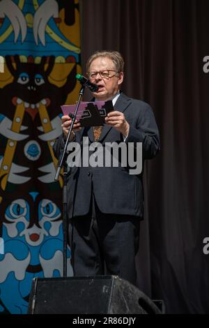 Bürgermeisterin Juhana Vartiainen hält eine Rede am Esplanade-Park-Bandstand am Helsinki-päivä oder Helsinki Day in Helsinki, Finnland Stockfoto