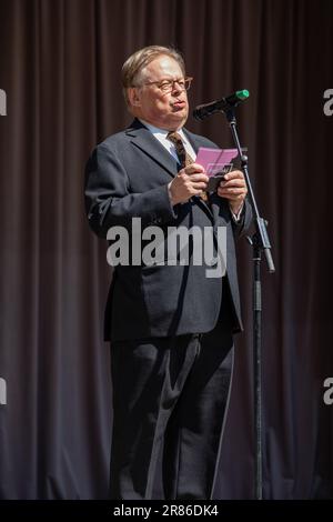 Bürgermeisterin Juhana Vartiainen hält am Helsinki-Tag in Helsinki, Finnland, eine Rede auf dem Esplanade-Park-Bandstand Stockfoto