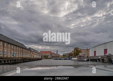 Kopenhagen, Dänemark - 14. September 2010: Blick nach Süden unter der Danneskiold-Brücke entlang des Kanals unter dunkler Wolke. Lagerhäuser und wohn-wi Stockfoto