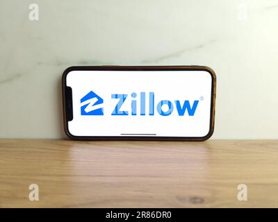 Konskie, Polen - 17. Juni 2023: Zillow-Logo für Online-Immobiliendatenbank wird auf dem Bildschirm des Mobiltelefons angezeigt Stockfoto